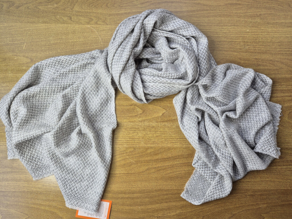 Kaschmir-Schal Silbergrau – feines Rauten-Webmuster von LWH Nepal